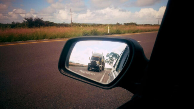 18124206 Commercial vehicle mirror safety tips for preventing collisions