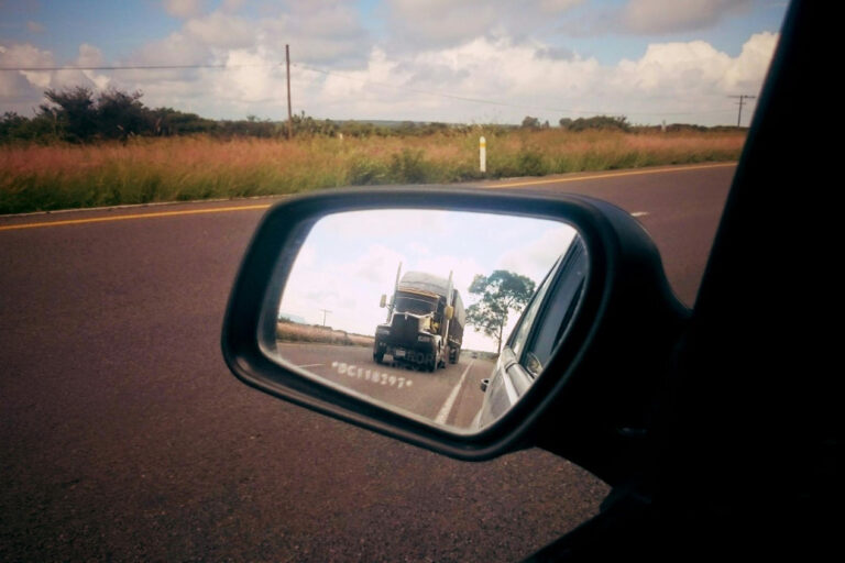 18124206 Commercial vehicle mirror safety tips for preventing collisions